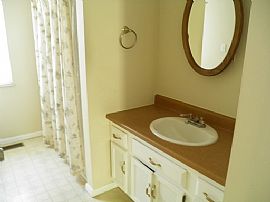 Wonderful 3 Bedroom Split Level in Groveport! in Groveport, OH (Photo 9 of 12)