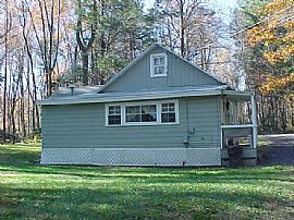 Adorable 2 Bdrm Cottage Secluded on 1 Acre Yet, Close to Everyt in Tannersville, PA