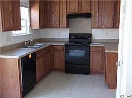 900 Dollars, 4 Bed, 2.5 Bath, 2000 Sq.Ft. Home in East Charlot in Charlotte, NC (Photo 2 of 4)