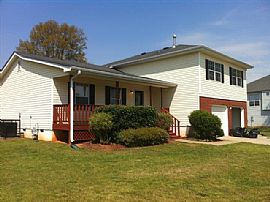 Beautifully Renovated 3 Bed 2.5 Bath Ellenwood Home with Hardwo in Ellenwood, GA