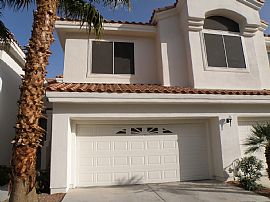 Striking Golf Course View. 2 Br + Den in Las Vegas, NV (Photo 2 of 12)