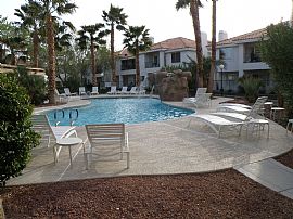 Striking Golf Course View. 2 Br + Den in Las Vegas, NV (Photo 7 of 12)