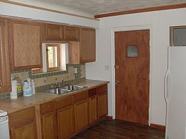 Single Family Home in Saint Louis, MO (Photo 2 of 4)