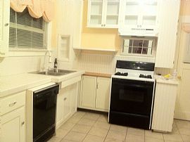 Home with a Separate Cottage and Moti-Car Off-St Parking in Oakland, CA (Photo 4 of 7)