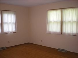 4 Bedroom 2 Bath Near Carleton in Northfield, MN (Photo 6 of 10)