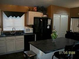 3br/2ba Single Family House - Phoenix in Phoenix, AZ (Photo 4 of 11)
