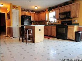 4 Bedrooms 2 Bathrooms Single Family Residential in Louisville, KY (Photo 7 of 12)