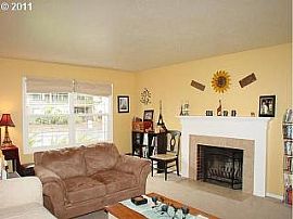 Cute 2 Bed 1 Bath Duplex in Terra Linda Neighborhood in Portland, OR (Photo 10 of 10)