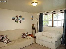 Cute 2 Bed 1 Bath Duplex in Terra Linda Neighborhood in Portland, OR (Photo 2 of 10)