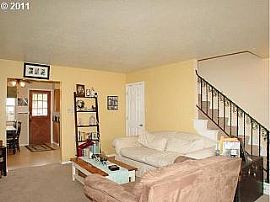 Cute 2 Bed 1 Bath Duplex in Terra Linda Neighborhood in Portland, OR (Photo 4 of 10)