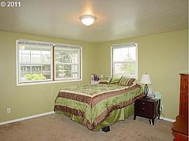 Cute 2 Bed 1 Bath Duplex in Terra Linda Neighborhood in Portland, OR (Photo 5 of 10)