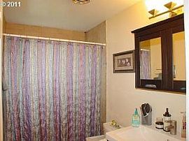 Cute 2 Bed 1 Bath Duplex in Terra Linda Neighborhood in Portland, OR (Photo 7 of 10)