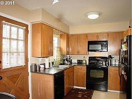 Cute 2 Bed 1 Bath Duplex in Terra Linda Neighborhood in Portland, OR (Photo 9 of 10)