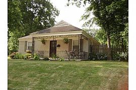 Adorable Home on Great Size Corner Lot in Memphis, TN (Photo 3 of 12)