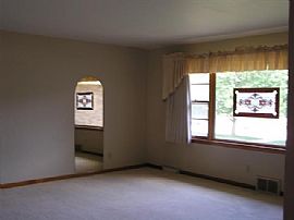 Single Family House-Nice Location and Ready to Move In. in Hammond, IN (Photo 2 of 5)