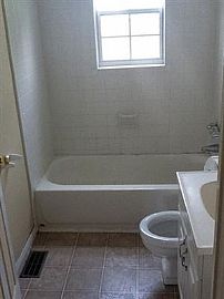 Nice 2 Bedroom 1 Bath  in Louisville, KY (Photo 2 of 4)