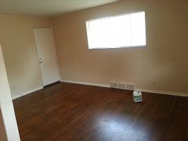 Adorable 1 Bedroom in a Ranchette 4 Plex in Saint Louis, MO (Photo 2 of 5)