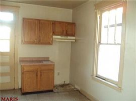  Great 3 Bed/ 1 Bath with Deck! in Saint Louis, MO (Photo 2 of 7)