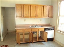  Great 3 Bed/ 1 Bath with Deck! in Saint Louis, MO (Photo 3 of 7)