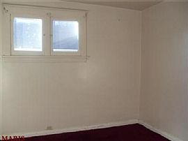  Great 3 Bed/ 1 Bath with Deck! in Saint Louis, MO (Photo 4 of 7)