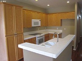 3br, 2.5ba, Loft, Newer Home in Beautiful Arbor Vineyards. Clos in Beaverton, OR (Photo 3 of 11)