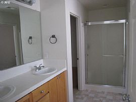 3br, 2.5ba, Loft, Newer Home in Beautiful Arbor Vineyards. Clos in Beaverton, OR (Photo 7 of 11)