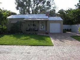 Beautifully Restored 2bdr 1ba Bungalow in Great Location For Re in Fort Lauderdale, FL