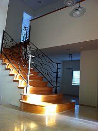 Spacious Contemporary 4 Br House  in Hollyglen, CA (Photo 1 of 4)