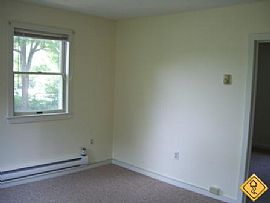 2 Bedrooms  Waterford  1,000 Sq. Ft. - Ready to Mo in Jordan Village, CT (Photo 6 of 10)