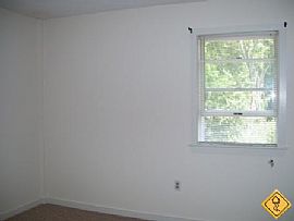 2 Bedrooms  Waterford  1,000 Sq. Ft. - Ready to Mo in Jordan Village, CT (Photo 7 of 10)