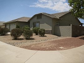 Large 3 Bedroom with a 3 Car Garage! in Phoenix, AZ