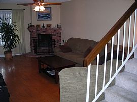 Nice Townhouse with Garage in North Hills, CA (Photo 2 of 5)