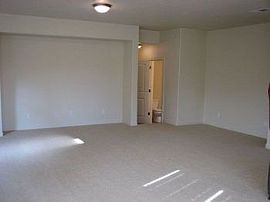 Beautiful Newer Townhouse Near Streets O in Aloha, OR (Photo 2 of 5)