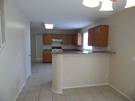 4 Bed, 1706 Sqft, $995 in Phoenix, AZ (Photo 4 of 5)