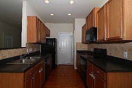 2 Br Town House W/1-Car Garage in Mallar in Charlotte, NC (Photo 2 of 5)