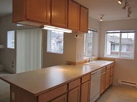 Condo in Renton in Cascade, WA (Photo 4 of 5)