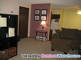 Stunning Townhouse in a Great Location! in Columbia Heights, MN (Photo 2 of 5)