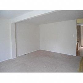 3br Town Home Overlooking Woods in Gaithersburg, MD (Photo 3 of 4)