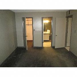 Great Location 2bd/1 5ba Condo in Orlando, FL (Photo 4 of 5)