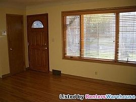 Clean 3br/2br Single Family Home in Maplewood, MN (Photo 4 of 5)