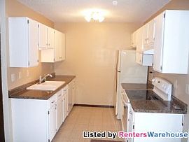 Immaculate 2 Bedroom Upper, End Unit Tow in Brooklyn Park, MN (Photo 2 of 5)