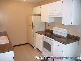 Immaculate 2 Bedroom Upper, End Unit Tow in Brooklyn Park, MN (Photo 3 of 5)