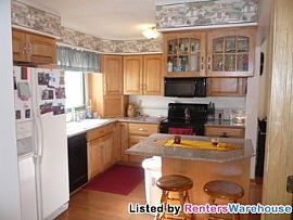 Huge 2 Bed 3 Bath Townhome W/full Baseme in Fridley, MN (Photo 4 of 5)