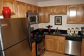 Walk-In Closets, Heated Pool, On-Site La in Chatham, OH (Photo 3 of 5)