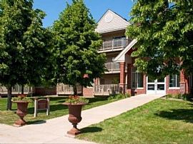 2 Bd/2 Bath Professionally Decorated Int in Medicine Lake, MN