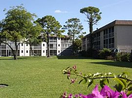 Full Size Laundry in Each Unit! Screened in Lake Worth, FL