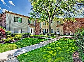 2bd Townhomes in Woodridge Il with Walk in Downers Grove, IL (Photo 2 of 5)