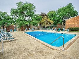 2bd Townhomes in Woodridge Il with Walk in Downers Grove, IL (Photo 3 of 5)