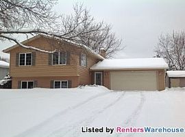 Huge 4 Bed Split-Level Sfh in Burnsville in Burnsville, MN