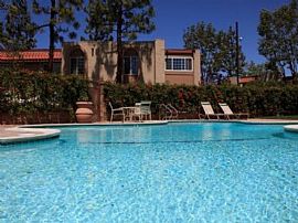 2 Bd/1 Bath 2 Bedroom Near Shopping And in Bellflower, CA (Photo 2 of 5)